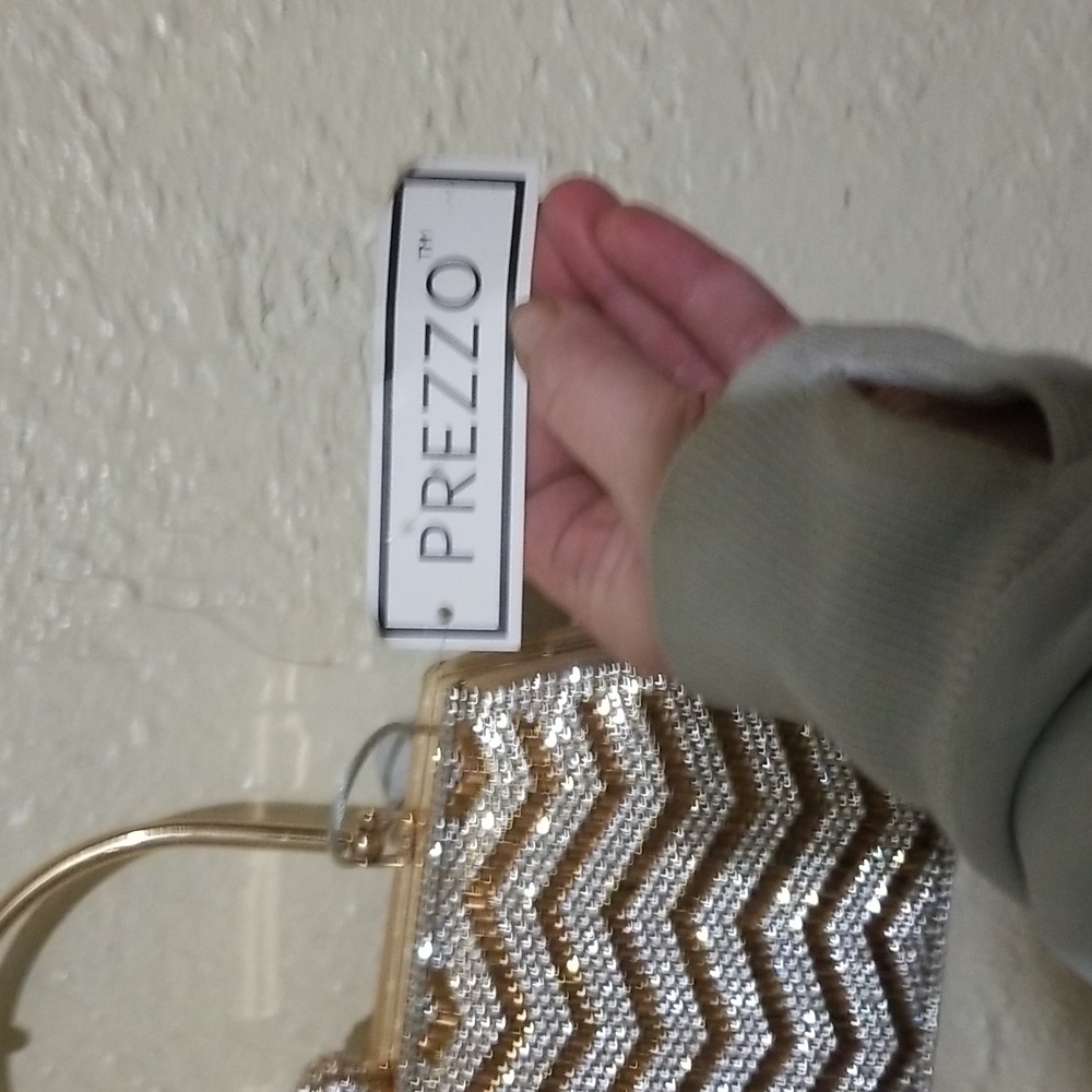 CLUTCH - Picture 2 of 5